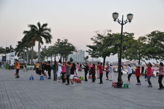 Aerobic- und Dance-Moves zwischen Fluss und Straße
