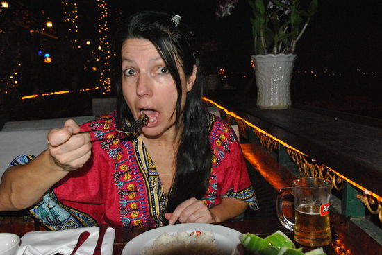 eel boneless....
hm, ich dachte knochenlos wäre auch grätenlos und hätte fast dieses komische rückrat, das sich durch den ganzen aal zieht nach einem herzhaften Zubeißen nicht mehr aus den Backenzähnen bekommen aber sonst war Aal vorhanden und hat funktioniert 