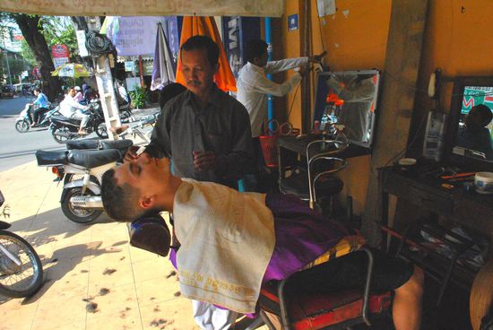 jetzt noch rasieren....und dann sah mein Beschützer glatt wieder wie 15 aus 