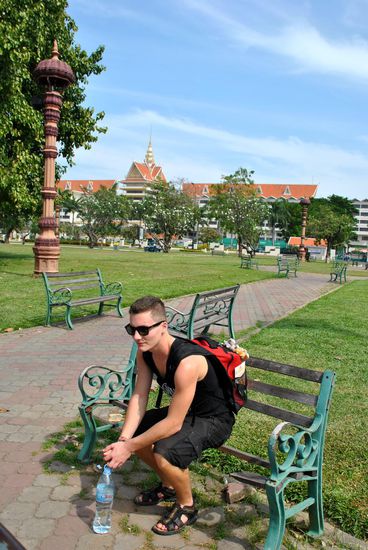 Bank zum Ausruhen. Nur noch eine Querlatte, aber:
Vorhanden! Funktioniert......