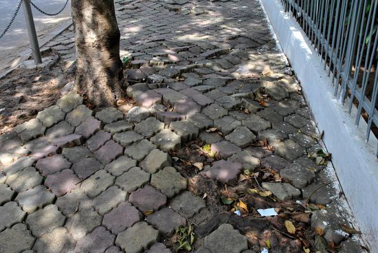 Gehweg gepflastert. Vorhanden! Funktioniert??? hmmm. ja mit Einschränkungen (keine Highheels, kein gleichzeitiges Laufen und Fotografieren)