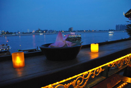 auch die zwei e-Kerzen, mit denen wir letztes Jahr in Kambodscha schon viel Spaß hatten, sind wieder dabei 