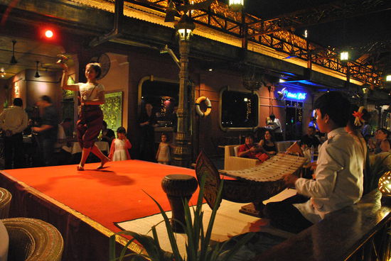 "oh du fröhliche..." wird heute ersetzt durch Khmer-Musik und eine Apsara-Tänzerin