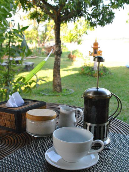 Frühstückskaffee open air am Fluss