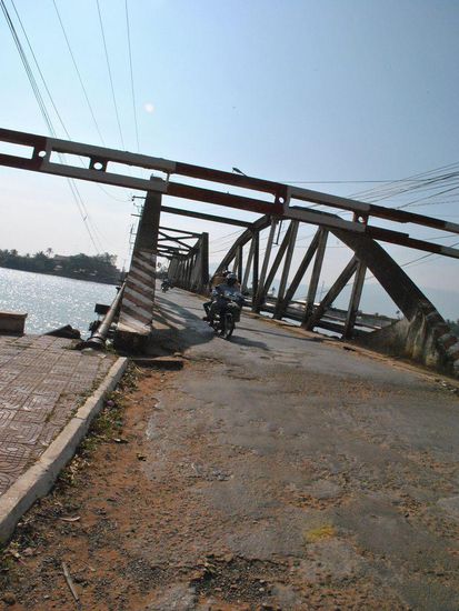 und das ist die alte Brücke. Vorhanden! Funktioniert - ausgenommen für LKW, die dürfen nicht.