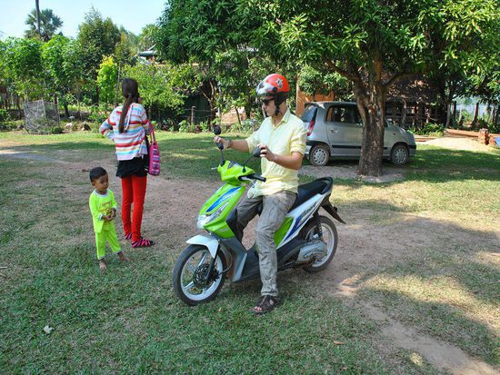 Kai freundet sich mit dem Zweirad an...