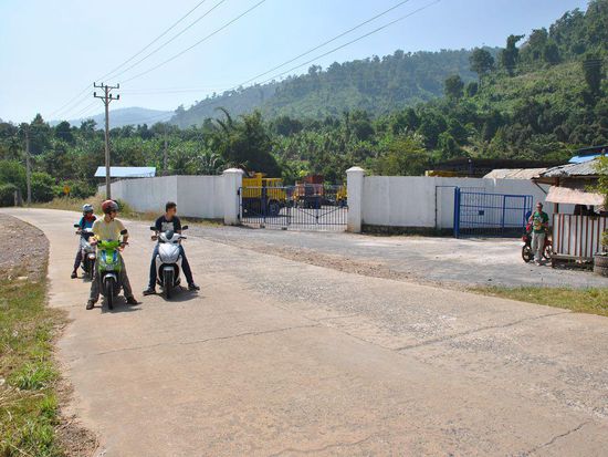 in der Hütte rechts: kein Englisch - dafür Gewehre ... also lieber nicht abbiegen