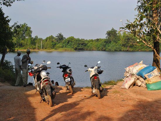 aha, hier kommt also die Fähre, die auch Mopeds transportiert.
