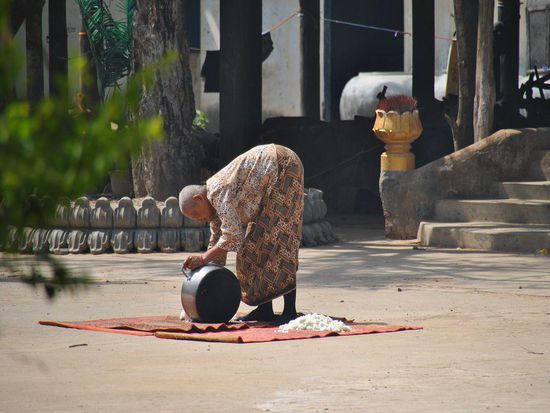wir können uns nicht erklären, warum gekochter Reis auf dem Boden ausgebreitet wird....???? 
