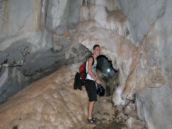 ja, da hinten in dem kleinen Loch sitzt unser guide und leuchtet: this way......