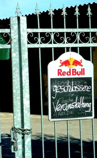 tja, tatsächlich geschlossen.... und wie... hier bekommt das Schild eine neue Bedeutung: kaum noch eine Imbiss-Station war geöffnet.