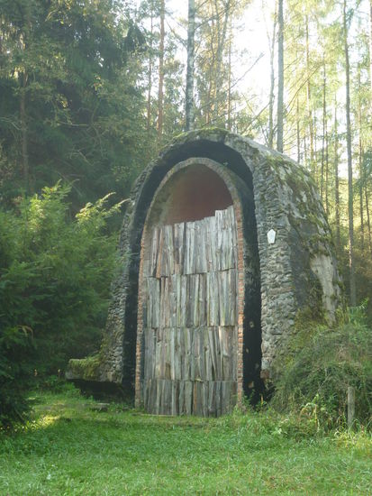 Ein Pechofen: Das Betreiben von Pechöfen (Anlagen zur Herstellung von Teer und Pech) war im Mittelalter ein typisches Holzlandgewerbe. Kleinere Mengen wurden mit Pechölsteinen direkt vor Ort im Wald verarbeitet.