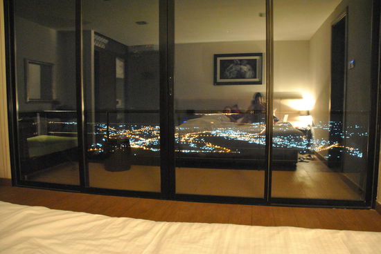 GUTE NACHT - heute mit dem Blick über die Bettkante 
(jetzt obliegt es der Vorstellungskraft des Betrachters, was sich innen und was außen befindet)