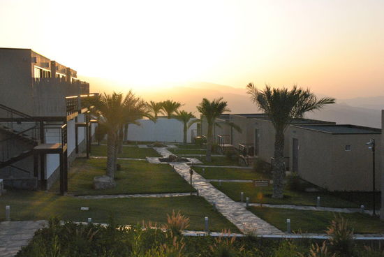 ein neuer Tag: Sonnenaufgang - Blick Richtung Camp-Eingang