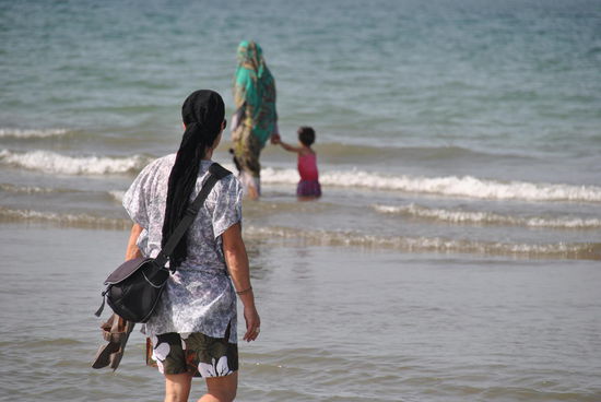 hier geht man/frau züchtig bekleidet ins Wasser