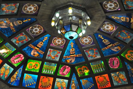 vor lauter bunten Waren rechts und links sollte man nicht verpassen, ab und zu mal einen Blick nach oben zu richten