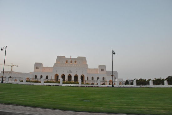 die Oper - fast hätte es noch mit einem Besuch geklappt - es wird gerade eine Gastvorstellung von "My Fair Lady" gegeben. Aber hier scheitert es am Handgepäck. Im Gegenteil zu Deutschland herrschen hier Kleidungsvorschriften, denen wir in keinster Weise gerecht werden können.