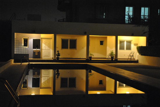 ein letzter Abend mit Reisebericht schreiben - am Pool vor unserem Zimmer