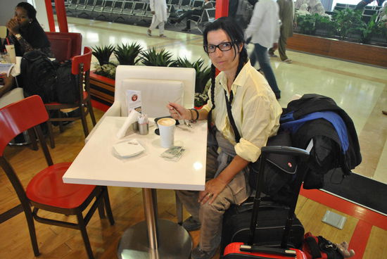 die letzten Rial werden in einen Cappucino am Flughafen investiert