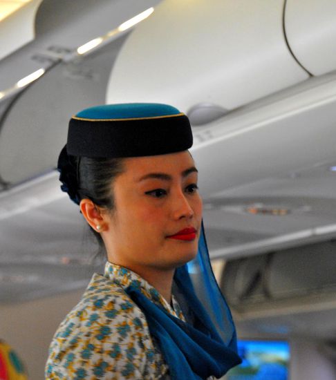 ich finde dieses Hütchen mit Tuch superschön... erinnert mich irgendwie an "Bezaubernde Jeannie" 