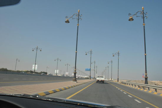 Mit Straßenlaternen wurde hier nicht gespart.