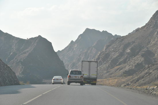 die karge Landschaft mit gut ausgebauten Straßen