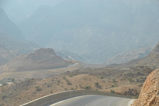 einsam und verlassen in karger Landschaft - aber mit super ausgebauten Straßen