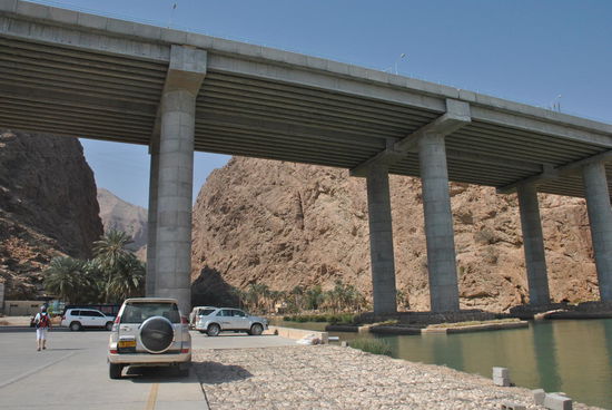 direkt neben dem highway beginnt das Wadi al Shab