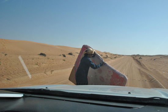 NEIN, das ist nicht unser Bett für die Nacht - der Fahrer wirft die Matratze, die mitten in der Fahrbahn liegt kurzerhand auf die Seite.