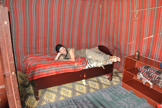 noch ein Bett auf der anderen Seite - mehr ist in der Hütte nicht drin, der Boden ist Sand mit Bastmatten darüber.