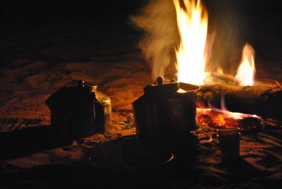 Minze- und Ingwertee am Lagerfeuer