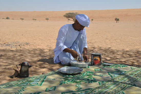 Sultan beginnt mit dem Kochen - zunächst wird Mehl in Wasser geknetet.