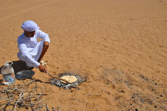der Teigfladen wird nun auf der flach geklopften Glut gebacken