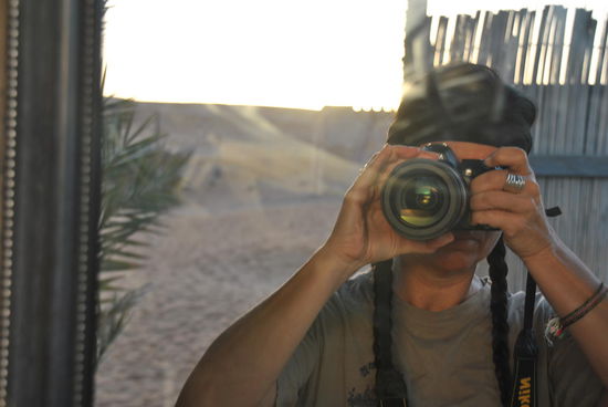 noch einmal die Sonne im Spiegel des outdoor-Waschbereichs im Nomadic Desert Camp