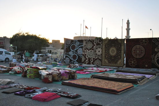 die "Teppichabteilung" befindet sich auf einem Großparkplatz vor dem Souq.
