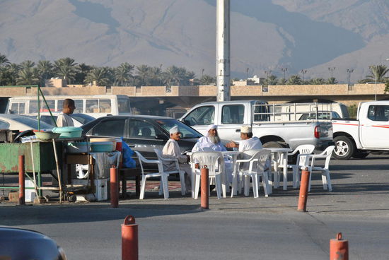 Herrentreff zum gemütlichen Feierabendgrill - ebenfalls mitten auf dem Großparkplatz 