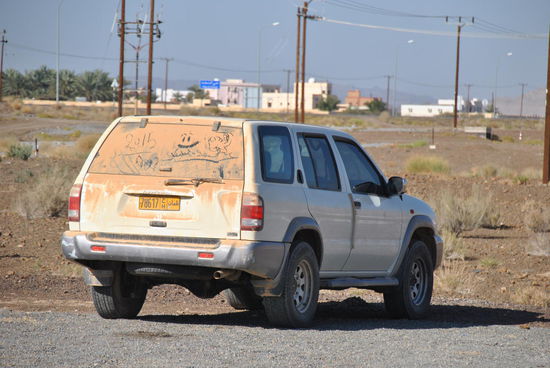 oh oh, wir wissen nicht, wieviel Rial Strafe dieser Grad der Verschmutzung kostet und ob es dafür evtl. sogar Punkte in einem omanischen Flensburg gibt 