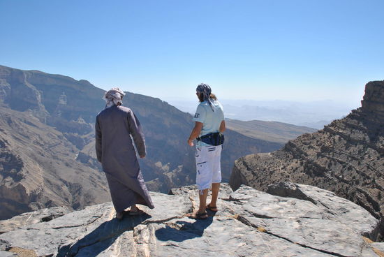 mit unserem Taxifahrer am einem Abgrund - Jebel Shams