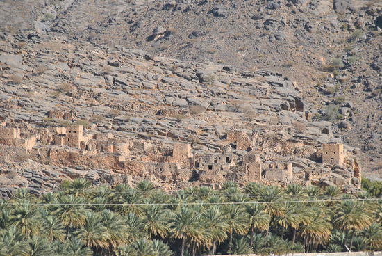 interessant: altes Dorf fast nicht sichtbar am Berg