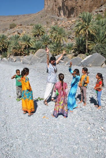 los geht es mit omanischen Gesängen und Tanz
