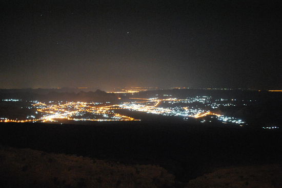 NEIN das ist kein Flughafen, "nur" die Straßenbeleuchtung im Tal und der Ausblick von unserem Balkon bzw. direkt vom Bett aus.
GUTE NACHT