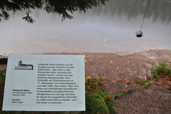 Ein Stück des Mummelsee-Rundweges ist mit Kunstarbeiten versehen: Natur und Kunst...
