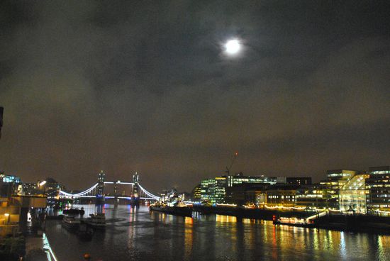 die Lichter von London - überall: im Wasser, an Land und am Himmel