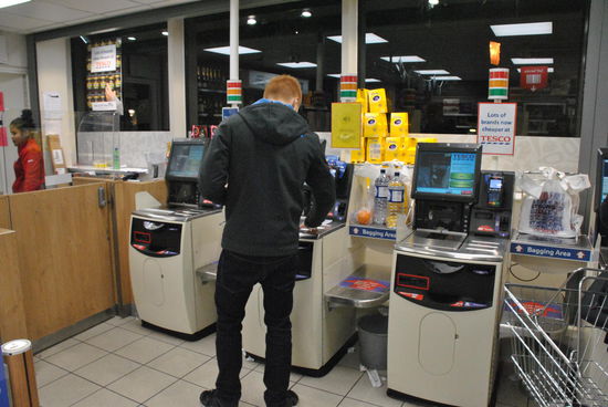 "self service" beim Bezahlen der nächtlichen Supermarkt-Einkäufe