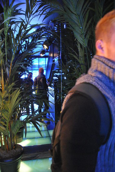 für BEIDE cool: der junge Mann geht "shoppen", die ältere Frau fotografiert
