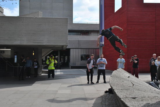 flyin' kids (parcouring)
"Parkour ... bezeichnet eine Fortbewegungsart, deren Ziel es ist, nur mit den Fähigkeiten des eigenen Körpers möglichst effizient von Punkt A zu Punkt B zu gelangen. Der Parkourläufer ... bestimmt seinen eigenen Weg durch den urbanen oder natürlichen Raum – auf eine andere Weise als von Architektur und Kultur vorgegeben. Es wird versucht, sich in den Weg stellende Hindernisse durch Kombination verschiedener Bewegungen so effizient wie möglich zu überwinden. Bewegungsfluss und -kontrolle stehen dabei im Vordergrund. Parkour wird deshalb auch als „Kunst der effizienten Fortbewegung“ bezeichnet. Parkour ist nicht wettbewerbsfähig. Es kann auf einem Hindernisparcours durchgeführt werden oder wird in der Regel in einer kreativen Neuinterpretation eines urbanen Raumes praktiziert. Parkour enthält das „Sehen“ der Umwelt in einer neuen Art und Weise und die Vorstellung der Möglichkeiten für die Bewegung um sie herum. Entwickelt wurde Parkour von Raymond Belle, seinem Sohn David Belle und anderen in den späten 1980er Jahren. Parkour wurde in den späten 1990er Jahren und 2000er Jahren populär durch Spielfilme, Dokumentarfilme und Werbung." (Quelle wikipedia)