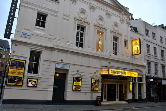 Harold Pinter Theatre - hier machen die auf OBERWICHTIG: Fotografieren ist bereits nach der Eingangstür strengstens untersagt! 