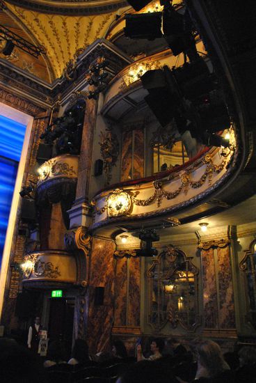 das Theater selbst ist wirklich sehr stilvoll und hat Charme