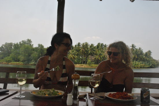 Essen wird auch auf die Terrasse am Fluss gebracht.