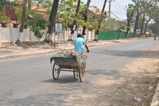 Die Karre ist voller Steinschutt, wir schwitzen schon ohne uns zu bewegen und das dünne Männlein radelt tapfer - RESPEKT